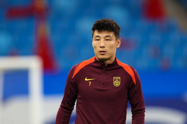 包含武磊重伤倒地，曼联全队围拢祈祷，场面感人的词条