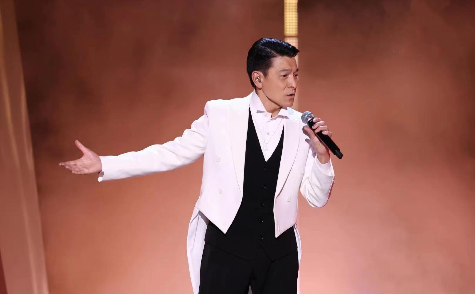  浓眉哥回归赛场，问鼎冠军首场状态亮眼，巴塞罗那观众沸腾！